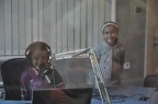Dziewczyny występują na żywo w radiu.